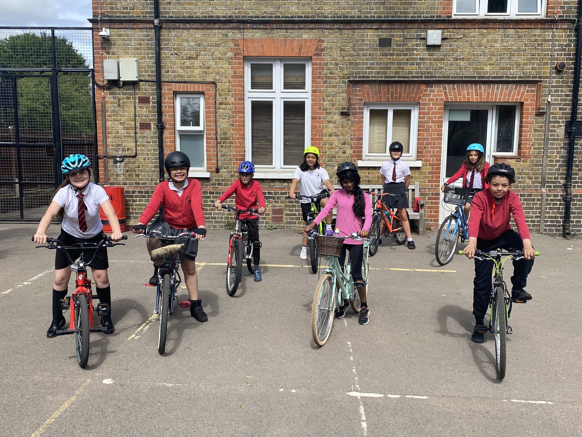 roechurch_sch's tweet photo. Year 6 enjoyed participating in Level 2 cycle training this week 🚲🚴🏾♀️🚴🏼♂️ #Bikeability #CyclewithConfidence https://t.co/IjP0JmJI5T