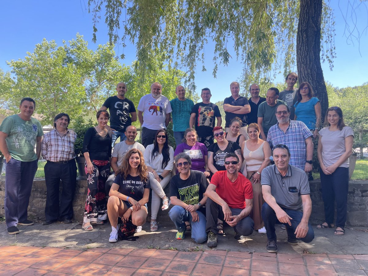 peatondelanube's tweet photo. Tras un duro día hablando de crisis ecosocial,límites materiales, cambio climático y transiciones ,sonreímos, quizás para evocar la esperanza, creyendo que desde el sindicalismo de clase ,"pese al pesimismo de la razón"la voluntad" informada de afrontar colectivamente el caos https://t.co/pEhZzzSTTf