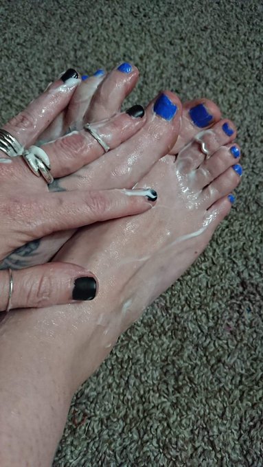 It's Friday feet day!! Who wants to worship my slicked up toes?? #feetworship #feetpicsforsales #feetlove<a href="/tag/worship"class="tags"><span>#worship</span></a><a href="/tag/feetlove"class="tags"><span>#feetlove</span></a><a href="/tag/feetworship"class="tags"><span>#feetworship</span></a><a href="/tag/feetcontent%20"class="tags"><span>#feetcontent </span></a>