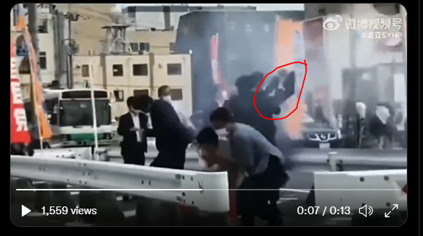 orbatnoob_3's tweet photo. That seems be be a ballistic briefcase. The bodyguard was in place just before the second shot, but could not deploy it? https://t.co/AM3028BX1c