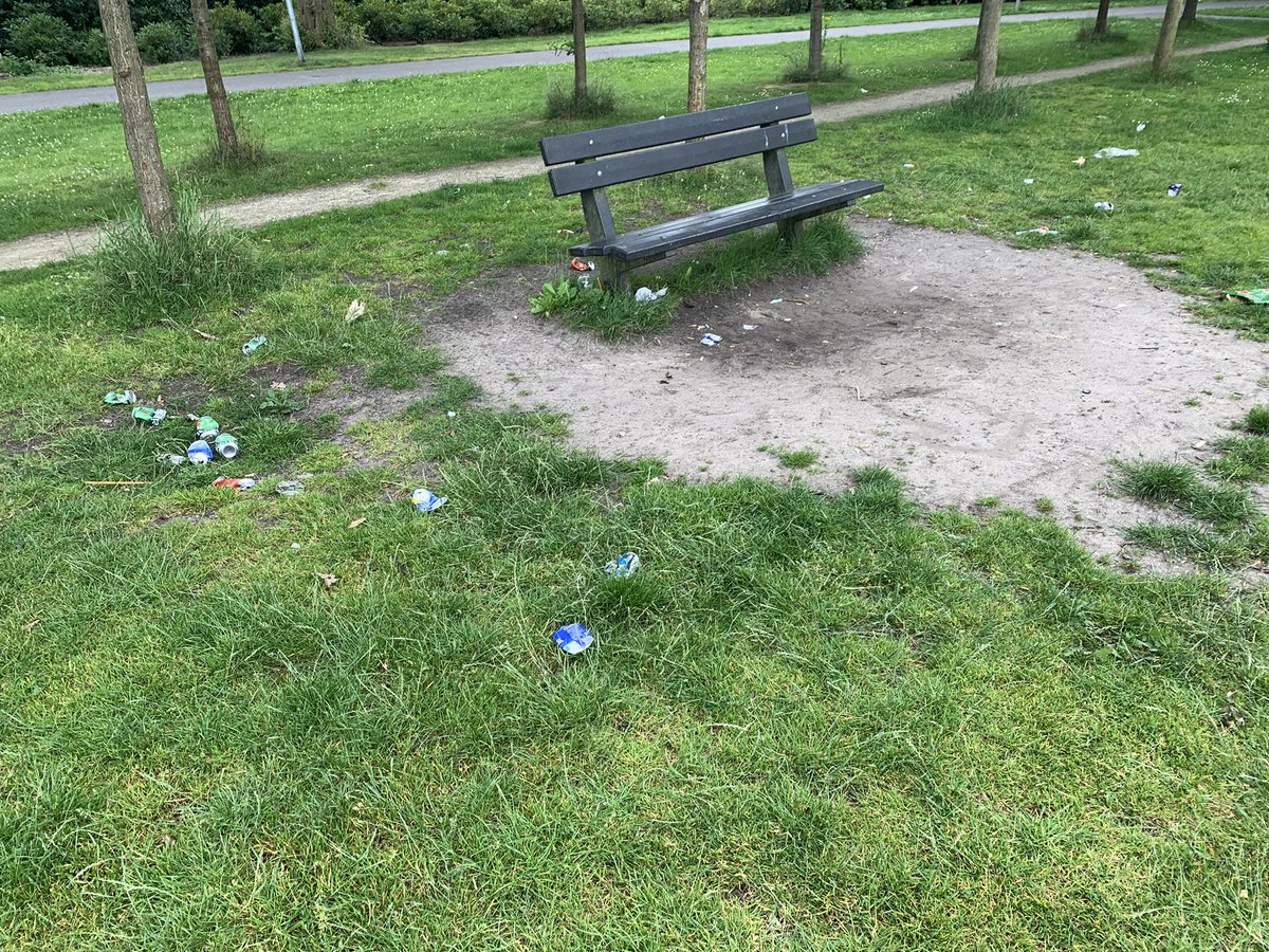 Toch jammer, geen prullenbak dan vraag je erom… @gem_Heerde @vermeurspark