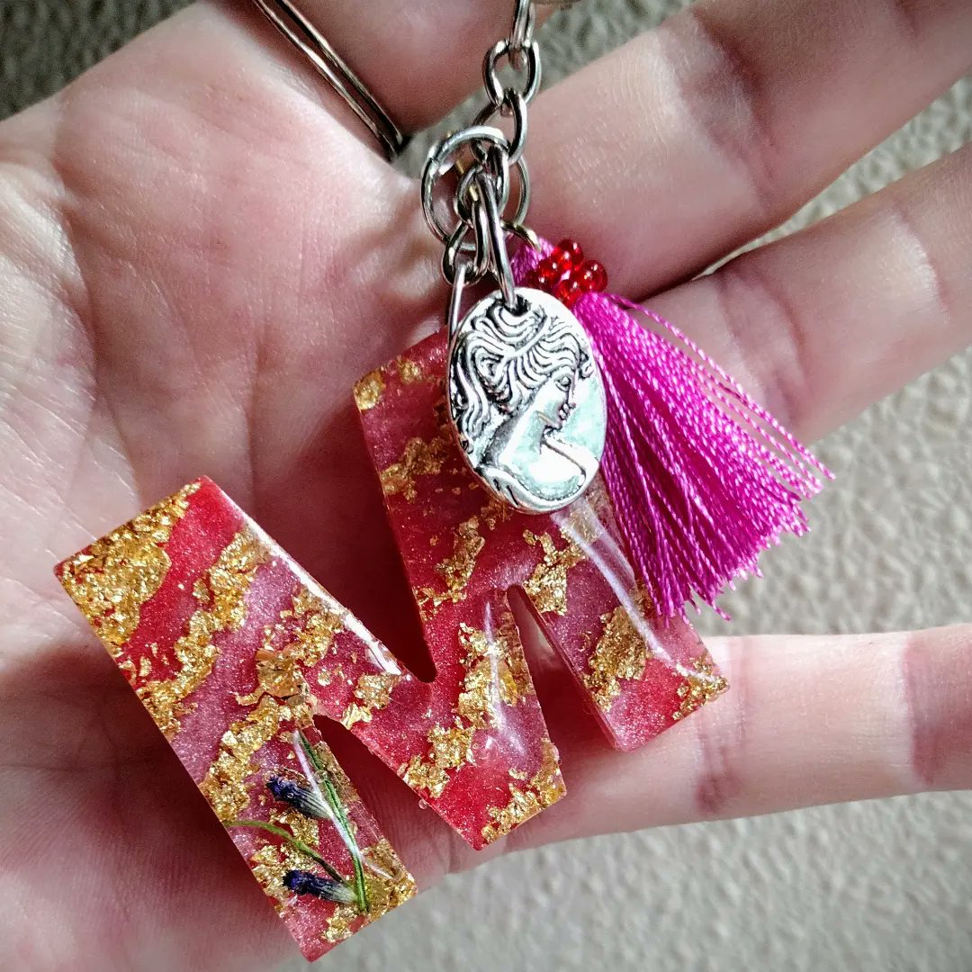 LovingLeaCreate's tweet image. Custom piece 
Initial keychain in pinks, gold flake and lavender with cameo charm and tassel.
PM me for your custom collaboration.
~✌️❤️🙂🖖~ Mindy
#custom 
#custimized 
#custimizable
#initialkeychain 
#initial 
#anycolor
#anycoloryoulike 
#resin
#resinletterkeychains