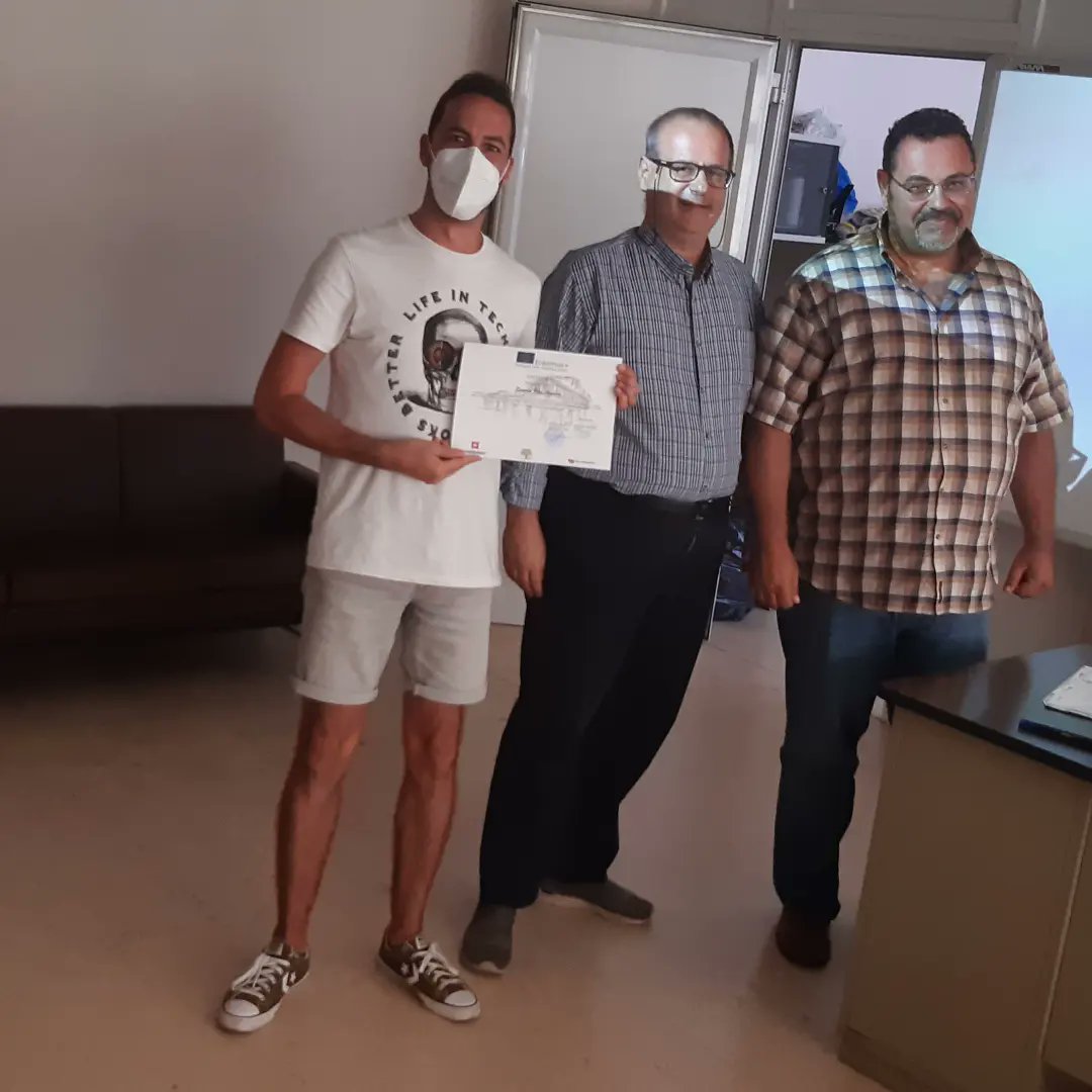 institutmvm's tweet photo. En l'últim dia del job shadowing hem realitzat un taller pràctic d'impressió en 3D, dissenyant amb SketchUp.
La impressora que hem fet servir ha estat construida pels propis alumnes del centre.
Aquí acabem el nostre job shadowing. Efcharistó Atenes! @EUErasmusPlus #erasmus https://t.co/PkNDiYeNNQ
