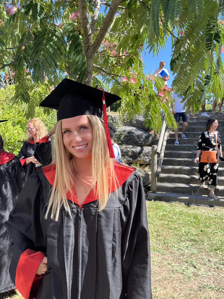 JuuGrd18's tweet photo. Officiellement INFIRMIÈRE 🎓 Avec un 20 à ma soutenance de mémoire 🥳 https://t.co/jm0ZhNlTdr