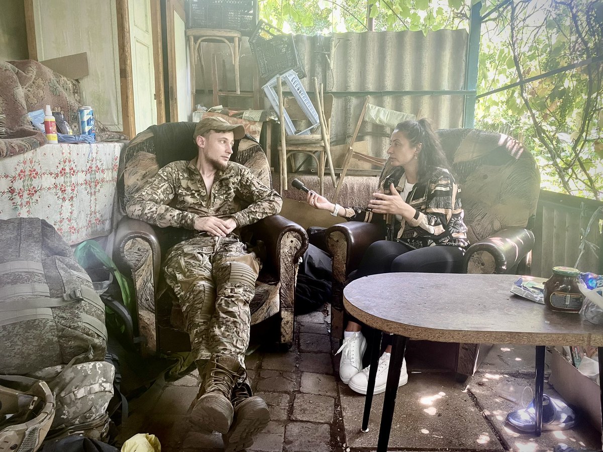 Röster från fronten om liv, död och artilleri vid en provisorisk återhämtningsbas i Donetsk: ”Artilleri skrämmer en mest, när raketer flyger över dig och du vet att du inte kan göra något. När du sitter i ditt värn och ser jorden kastas upp i luften…”

sverigesradio.se/artikel/ukrain…