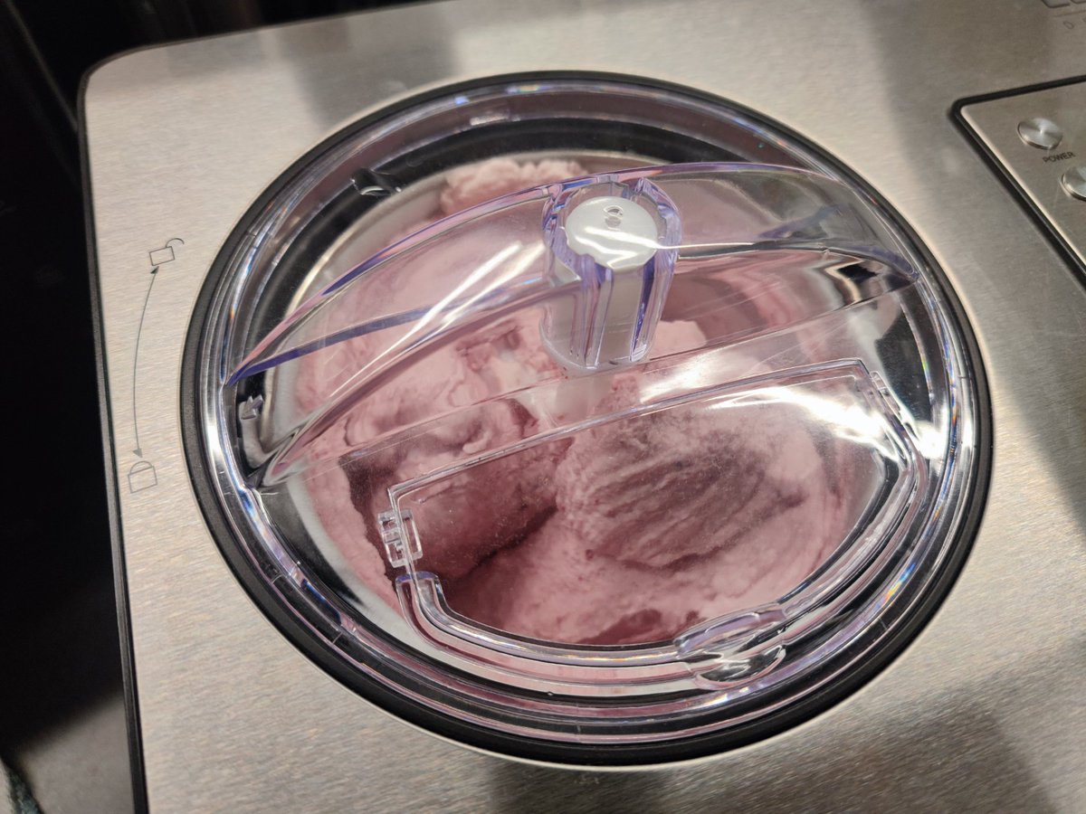 artyums's tweet image. Готовил вчера мороженое в мороженице. До этого - не получалось, в мороженице оно оставалось полужидкое, а в морозилке - замерзало в камень.
Дело было в желтках, которые забыли написать в рецептах от устройства! Добавил - и получилась офигенная вкуснятина! 6 шт. на 1 л мороженого)