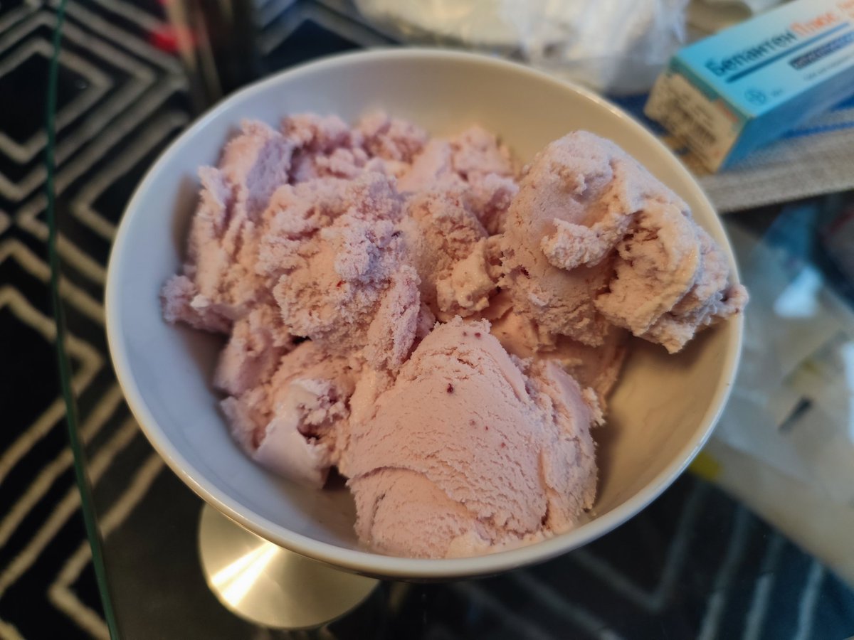 artyums's tweet image. Готовил вчера мороженое в мороженице. До этого - не получалось, в мороженице оно оставалось полужидкое, а в морозилке - замерзало в камень.
Дело было в желтках, которые забыли написать в рецептах от устройства! Добавил - и получилась офигенная вкуснятина! 6 шт. на 1 л мороженого)