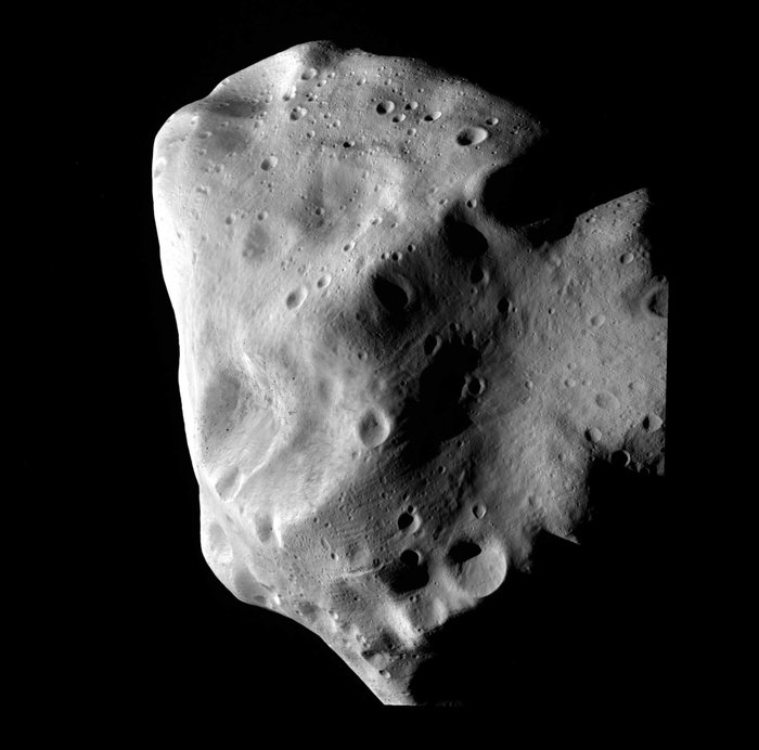 ESA_History's tweet image. #OTD 10 July 2010, @ESA_Rosetta passed just 3162km from #asteroid #Lutetia on its journey to #Comet67P, sending back this image taken by the #OSIRIS instrument @esascience 👉esa.int/Science_Explor…