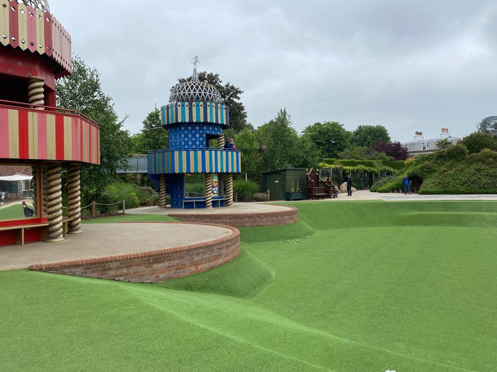 beacouk's tweet image. Early birds today at our favourite place to play in London @historicroyalpalaces aka Hampton Court Palace’s Magic Garden 🏰 Even our Creatives feel like royalty playing Kings &amp;amp; Queens in this magical wonderland 👑🌳✨ @HRP_palaces