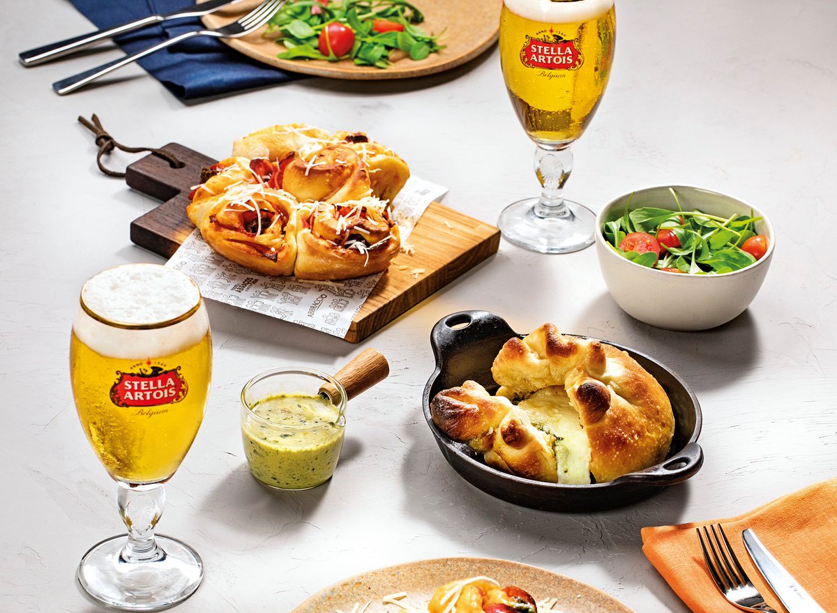 Rev_Ideal's tweet photo. @Abbraccio  e @StellaArtoisBr_   são marcas que já fizeram parceria e, depois de lançarem juntos aperitivos e pizzas com um toque de Stella na massa, agora é a vez de levar mais uma novidade ao público. 

#RevistaIdeal #Abbraccio #StellaArtois #parceria #cálice https://t.co/nxE2qWoBIs