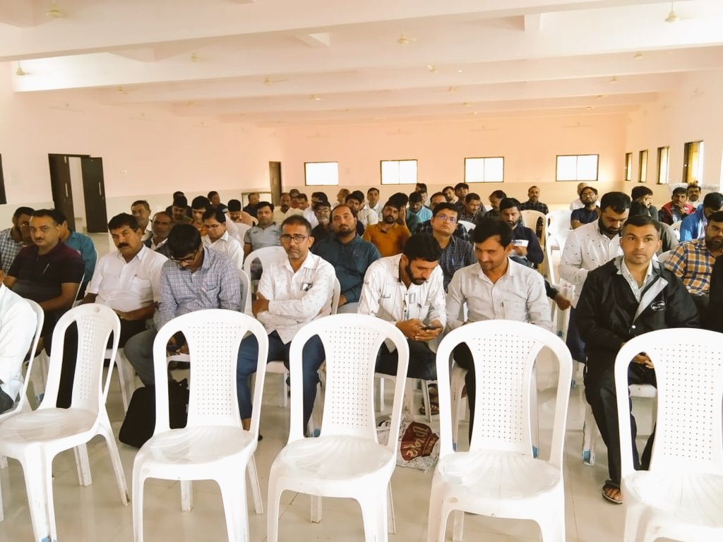 With a goal of #NoVoterToBeLeftBehind, #BLOs were imparted training regarding #SSR2022 and #BLOH2H in 81 Khambhalia Constituency.
#Gujarat #BLOTraining  #1stOct2022  #ECI #GujaratElectionDepartment 
<a href="/pkumarias/">Pankaj Kumar</a>
<a href="/CEOGujarat/">Chief Electoral Officer, Gujarat</a> <a href="/COLLECTORDWK/">Collector Devbhumi Dwarka</a>