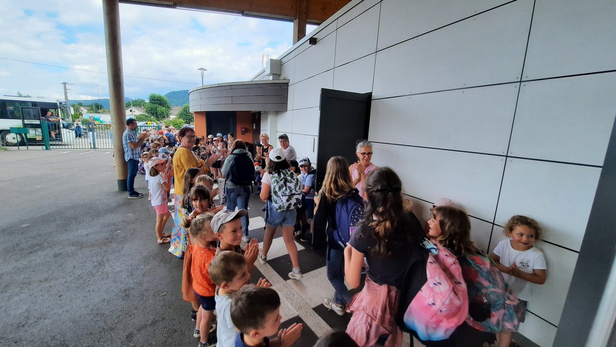Rituel de fin d'année pour les cm2 du Pôle éducatif : passage sous la haie d'honneur pour conclure leur passage dans le premier degré et poursuivre l'aventure dans le second. Encore bravo à eux. 
#BonnesVacances