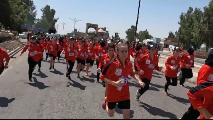 Más de 160 mujeres participan en un maratón en Mosul, Iraq. Esta ciudad fue ocupada durante años por ISIS. Hoy vive de nuevo. 💜🏃🏽‍♀️💪🏽