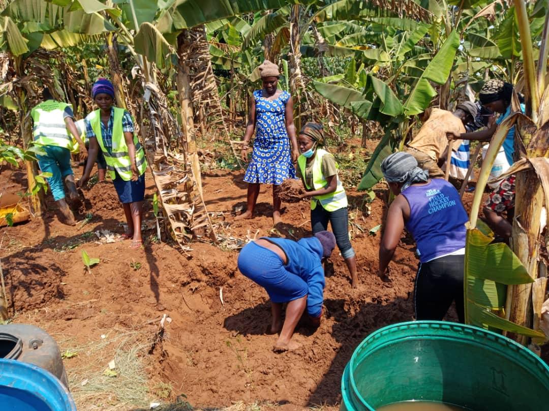RyvcpKamonyi's tweet photo. Uyumunsi #Françoise coordinator wa @RwandaYouthVol1  mumurengewa Ngamba yayoboye igikorwa cyo kubumbira amatafari 220 umubyeyi duteganya kubakira muri yimpeshyi!.
Nigikorwa kizakomeza murwego rwo guhangana n'ibibazo bibangamiye abatuye @Kamonyi  @KubanaRichard @EricBayisenge https://t.co/noU4PSPPaj
