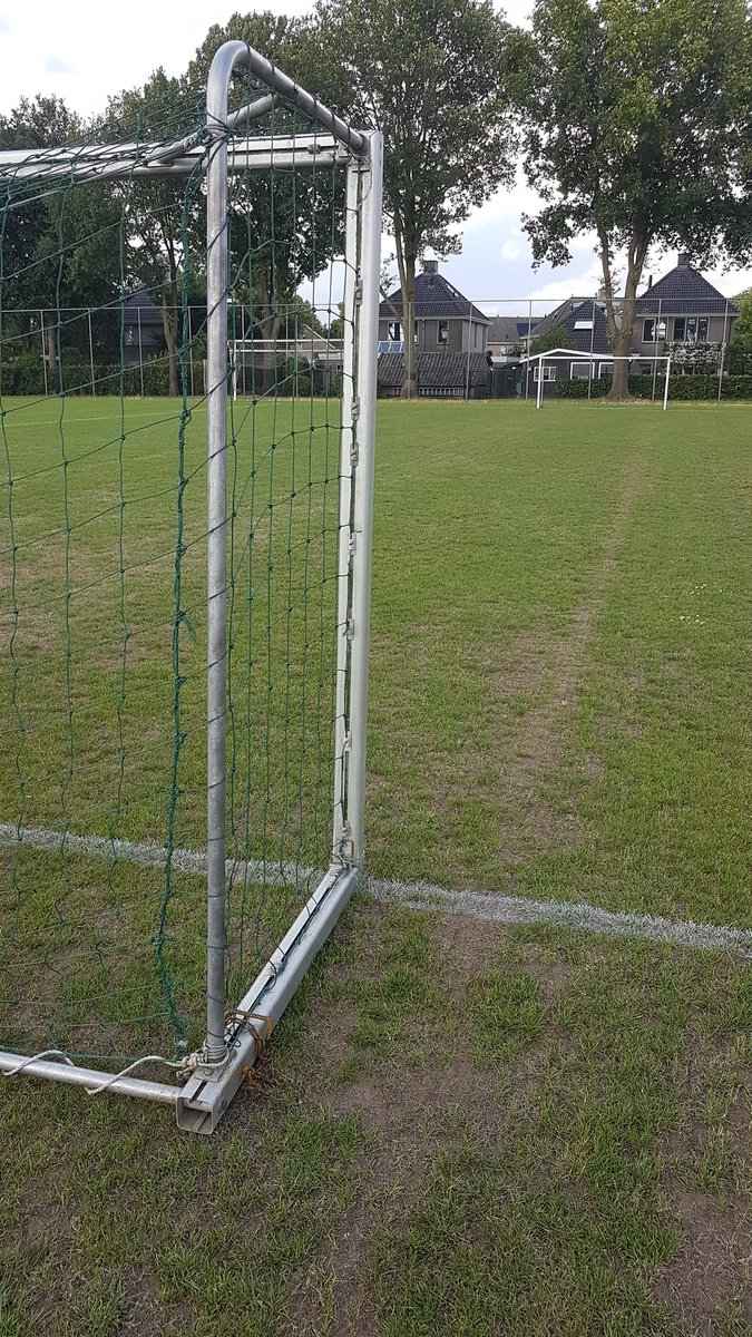 De goals staan klaar voor het Droadnaegeltoernooi '22! <a href="/Emos_Enschede/">rksv EMOS</a> bedankt voor het lenen en tot morgen!