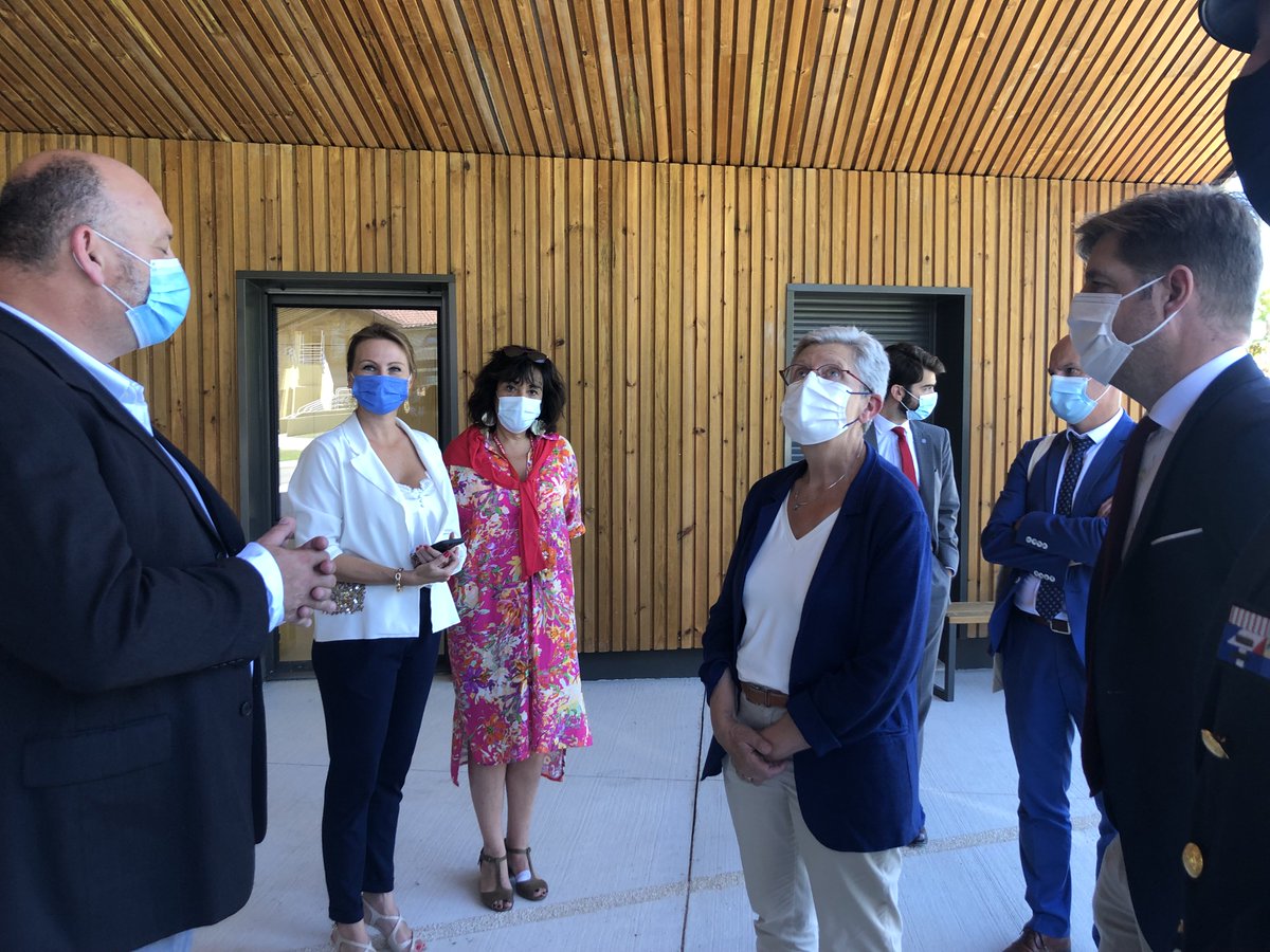 Adapeideslandes's tweet photo. Quelle fierté pour les ouvriers de l'ESAT d'avoir montré leurs compétences et pour les personnes accompagnées du Pôle Habitat Montois d'avoir présenter leurs nouveaux lieux de vie... Merci à @gdarrieussecq, Benoît Elleboode, Paul Carrere et les représentants de l'Etat présents. https://t.co/4F7lfuC0lE