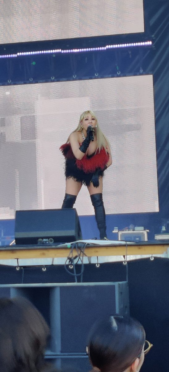 Arien_Tano's tweet photo. Amo a mis amigas que están allí y me están mandando fotos y videos, quiero llorar #MadCoolWithCL https://t.co/zgdS1mzV1l