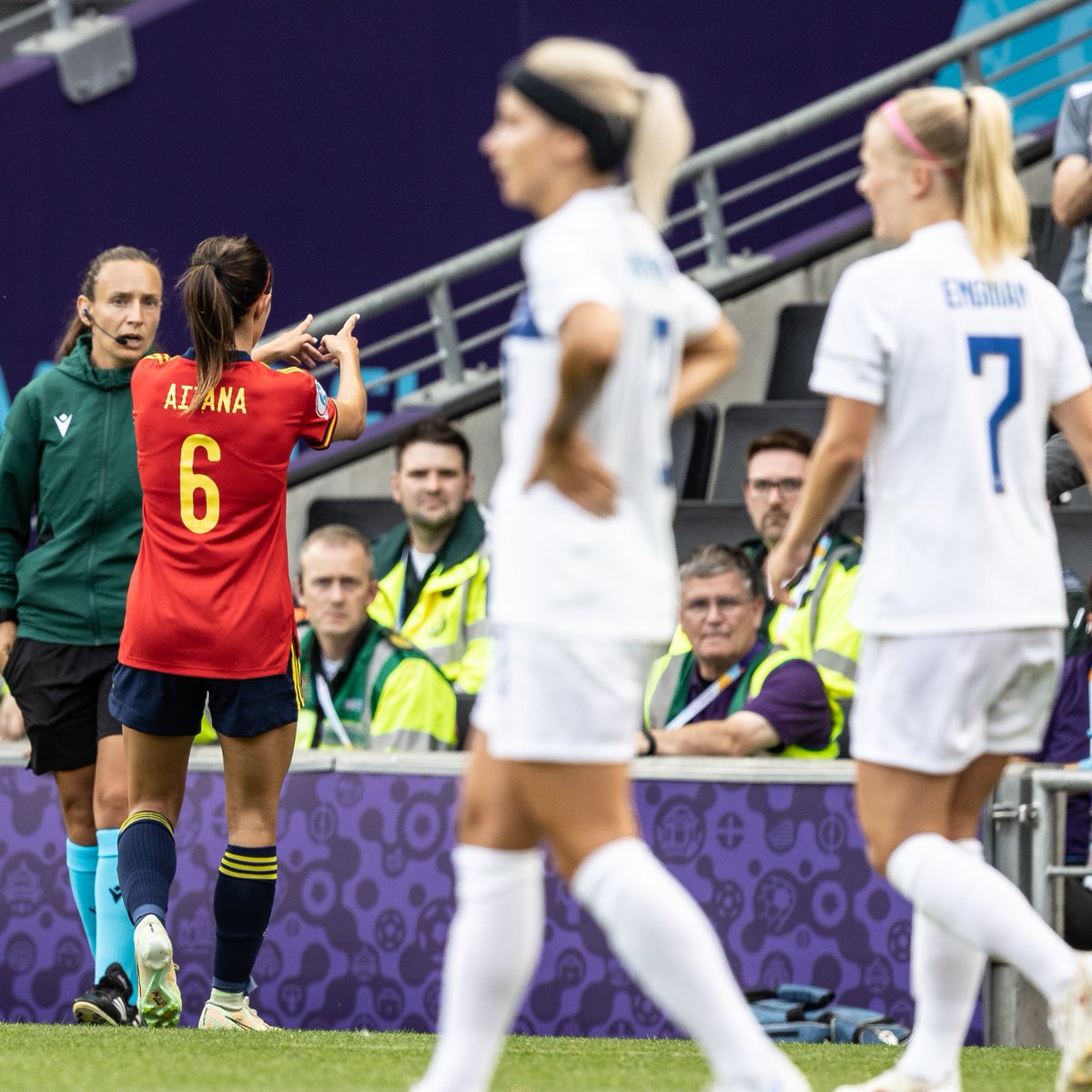 Aitana Bonmatí cogiendo el relevo de Alexia Putellas. 

👉❤ No se ve en la foto, pero el gol es para ella.