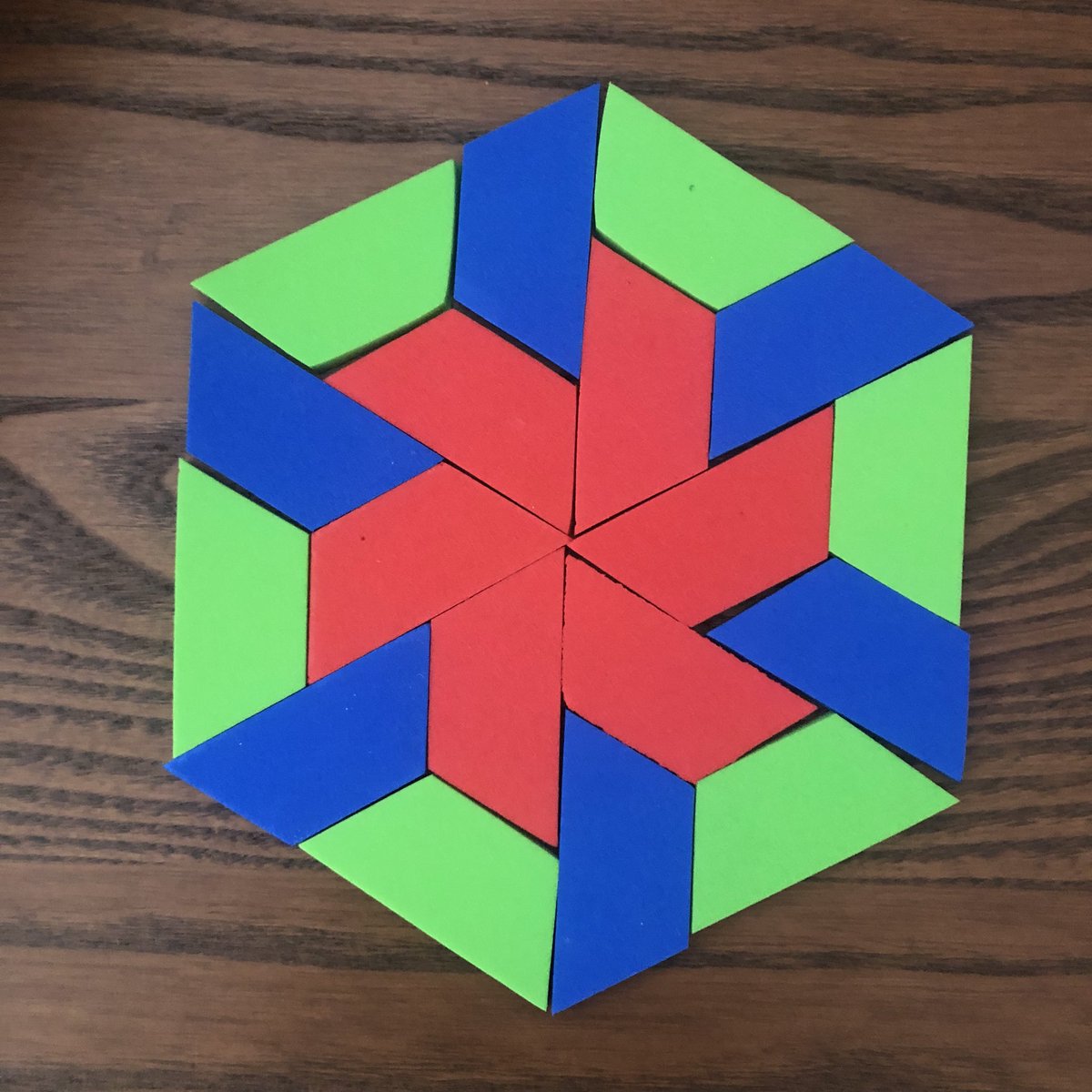 jlmunoz161's tweet photo. ¿Cómo es el nuevo juego del @elcuadradomagic?  Trapezium. Lo han regalado en las @20Jaem. En el QR proponen algunos diseños muy interesantes. https://t.co/pfg9xcQT6o