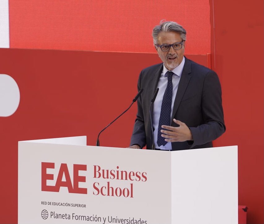 EAE_B_School's tweet photo. “Nuestra misión es ver más allá de la crisis para convertirla en una oportunidad. Liderazgo y ética son conceptos que cobran relevancia”.
 
Alberto Granados, Presidente de @MicrosoftES y padrino de la promoción. ¡Nuestros alumnos no pueden estar mejor acompañados! #GradEAEMAD22 https://t.co/Z0bR0xqf4Z