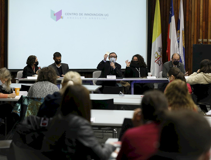 ucatolica's tweet photo. Un espacio de encuentro para reflexionar sobre temas relevantes para la universidad. 👥💬 Ese es el objetivo del #ForoUC, que en su 2da sesión de este año abordó el trabajo de la @convencioncl y los avances del @DesarrolloSusUC. Más info en esta #NotaUC: https://t.co/LEewHJI8rM https://t.co/qCz2Uh3bq7