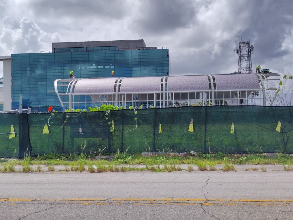 SDadebrtupdates's tweet photo. Almost all of the insulated metal panels have been installed at Civic Court Station. 1 out of 2 busway crossing gates have also been installed. 

#SouthCorridorBRT #MiamiSMARTProgram 
#MiamiSMARTPlan 
@CommishDCH https://t.co/NqTJ9FJ7HS
