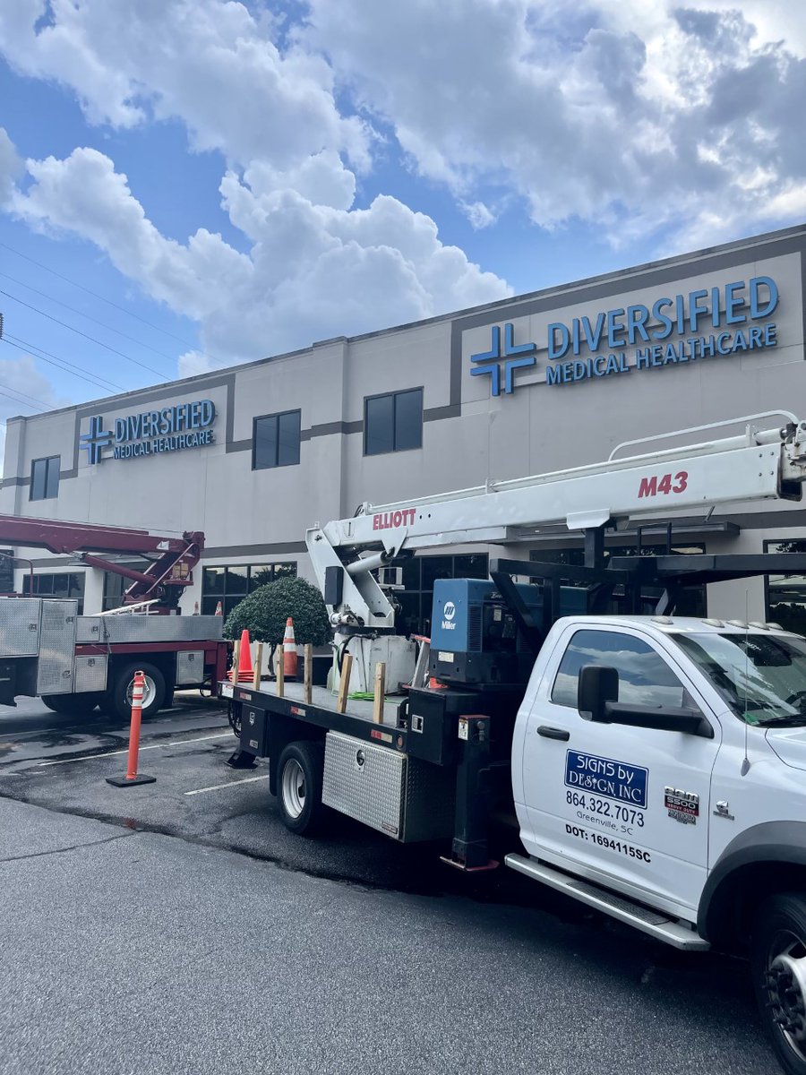 DivMedINC's tweet photo. Going into the weekend with new signage installed on our headquarters facility. Looking good, DMH! #DivMedInc #HealthcareSolutions https://t.co/1t8vtRLE04
