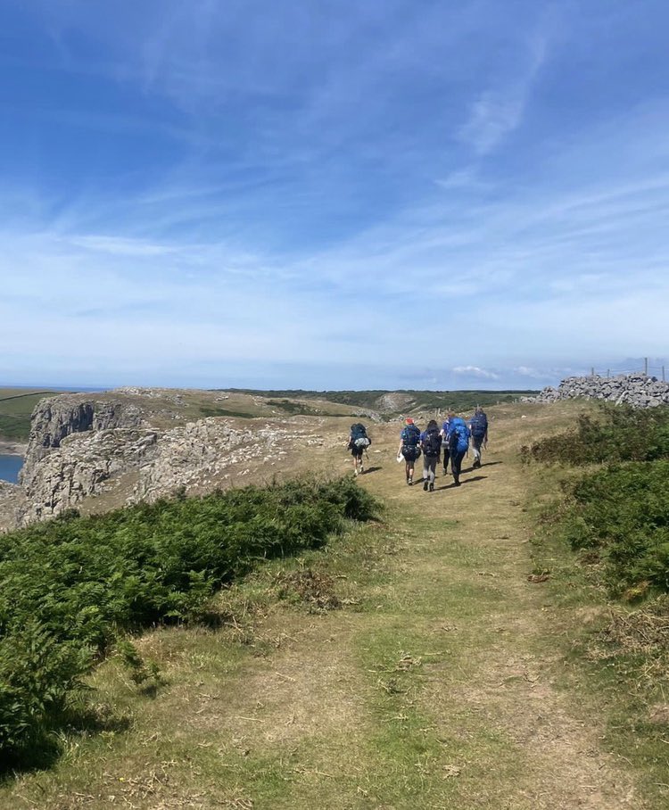 🥉Bl11🥉 Wedi dwy flynedd o ddisgwyl, llongyfarchiadau i’r criw yma sydd wedi cael tywydd gwych yn y Gwyr. After a 2 year delay, congratulations to everyone on this bronze expedition! Diolch @UrddAwyrAgored @DofEWales