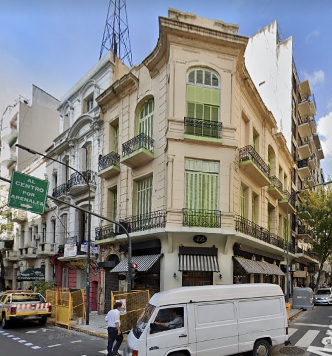 No dejan de impactarme estas desapariciones de arquitectura patrimonial porteña. Dos edificios que estaban bien y en uso, que se los comió la codicia inmobiliaria y la complicidad del GCBA.
Uriburu y Marcelo T. de Alvear, Ciudad de Buenos Aires.
#patrimoniourbano