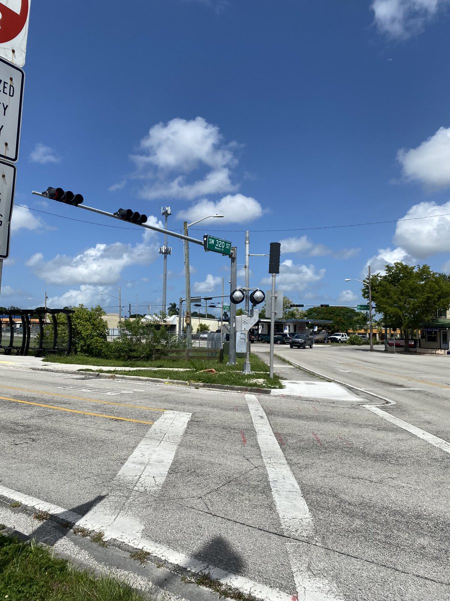 SDadebrtupdates's tweet photo. Photos showing both busway crossing gates installed at SW 320th Street. 

#SouthCorridorBRT #MiamiSMARTProgram
#MiamiSMARTPlan https://t.co/Rt7GgwDoC6