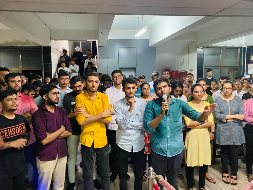 msagmcbhavnagar's tweet photo. Token Strike Day 1
(Day 12 - since appeal)

No steps taken yet by higher authorities!!
 To show the real problems being faced by gmcb, students of gmcb had taken the action of enlightening blind authorities with power of flash.
SAVE GMCB!!

#justice_for_GMCB
#save_GMCB https://t.co/QRx4rZurcm