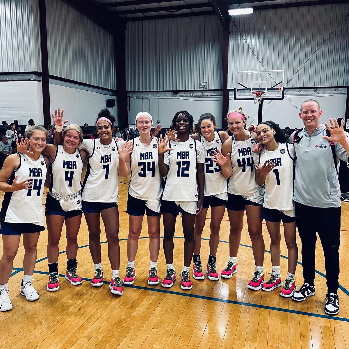 AustinRa10's tweet photo. 🚨 5-0 at The Challenge! 🖐 @M_B_A_Bball @SelectEventsBB https://t.co/UD8BVkpEAr
