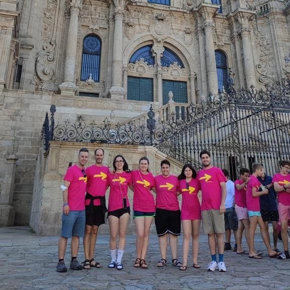 jymvedruna's tweet photo. Después de 6 días de intensa caminata 🎒👣 ¡llegamos a Santiago! Han sido días de alegrías, dolores pero sobre todo esfuerzo y emoción. Experiencia única que siempre estará en nuestro ❤️ #SomosVedruna #somosfamilia #miramosconsentido #caminodeSantiago https://t.co/nBCMfgUiSE