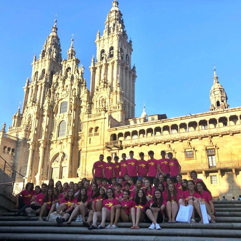 jymvedruna's tweet photo. Después de 6 días de intensa caminata 🎒👣 ¡llegamos a Santiago! Han sido días de alegrías, dolores pero sobre todo esfuerzo y emoción. Experiencia única que siempre estará en nuestro ❤️ #SomosVedruna #somosfamilia #miramosconsentido #caminodeSantiago https://t.co/nBCMfgUiSE