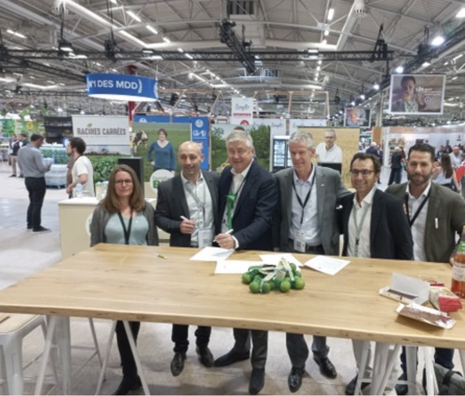 FBayre's tweet photo. @CarrefourFrance signe 11 filières #bio françaises avec ses partenaires agricoles sur des produits d’épicerie et des F&amp;L.
Petit épeautre+haricots lingots blancs 
Fraises🍓
Abricots, nectarines et pêches🍊🍑
Pommes de terre🥔 
Melons 🍈
Tomates grappes🍅
Courgettes🥒
Aubergines🍆 https://t.co/Rtq2U3ZJsS