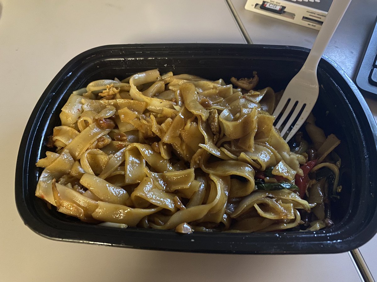 CSchmidtNews's tweet photo. Decided to try drunken noodles from @phnompenhsufu today, mostly influenced by @TheBigAndSexy70. Do recommend! https://t.co/peSeQKjGpU