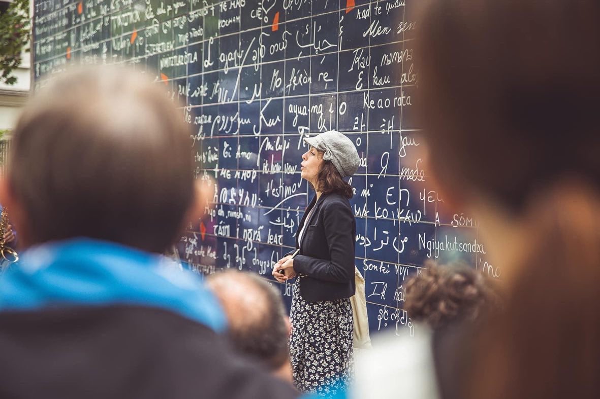 Au fil de la balade, je distille anecdotes et chansons a capella, celles-ci étaient ensuite reprises avec brio par les musiciens de Harmonie de Royat.
📸 Prod 03, Baptiste Chanat et Marine Deligeard.

#montmartreenchansons #orchestre #harmonie #fanfare #paris #montmartre