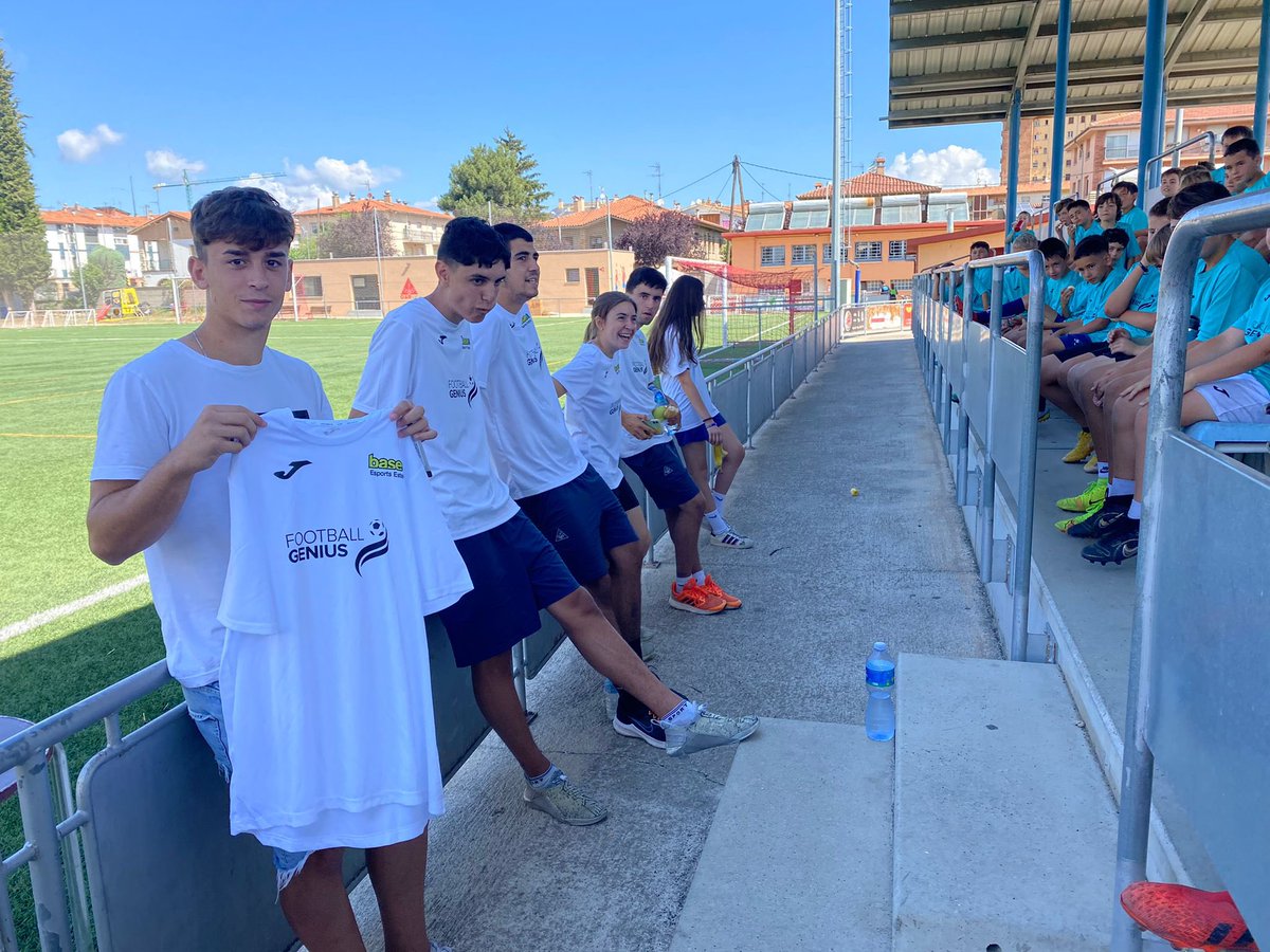 OARVic's tweet photo. ⚽️ Primers cinc dies d’activitat del campus @FTBLL_Genius al Torras i Bages! 

📸 Aquest divendres, amb la visita d’Adrián Picazo, jugador del Juvenil A del @RCD_Mallorca! 

🔵🔴 #SócdelOAR #oarvic https://t.co/GdrymrHt1O