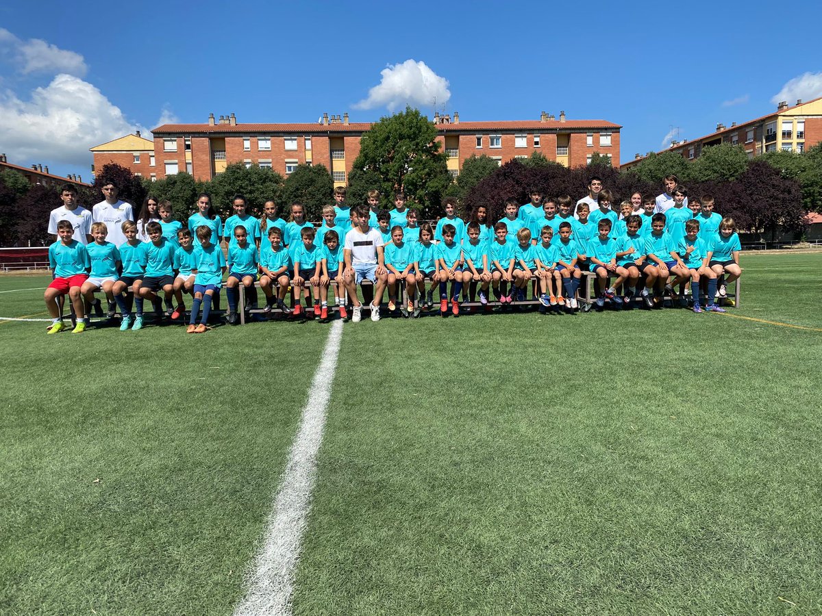 OARVic's tweet photo. ⚽️ Primers cinc dies d’activitat del campus @FTBLL_Genius al Torras i Bages! 

📸 Aquest divendres, amb la visita d’Adrián Picazo, jugador del Juvenil A del @RCD_Mallorca! 

🔵🔴 #SócdelOAR #oarvic https://t.co/GdrymrHt1O
