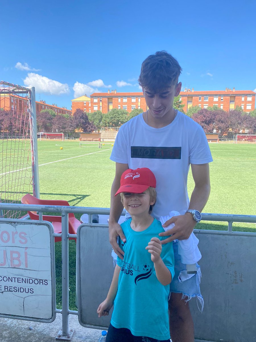 ⚽️ Primers cinc dies d’activitat del campus <a href="/FTBLL_Genius/">Football Genius</a> al Torras i Bages! 

📸 Aquest divendres, amb la visita d’Adrián Picazo, jugador del Juvenil A del <a href="/RCD_Mallorca/">RCD Mallorca</a>! 

🔵🔴 #SócdelOAR #oarvic