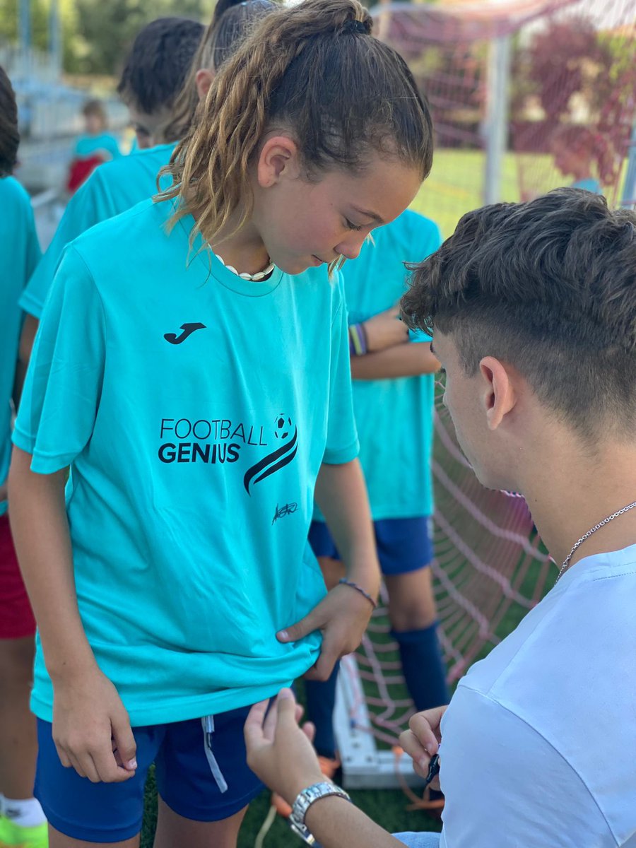 OARVic's tweet photo. ⚽️ Primers cinc dies d’activitat del campus @FTBLL_Genius al Torras i Bages! 

📸 Aquest divendres, amb la visita d’Adrián Picazo, jugador del Juvenil A del @RCD_Mallorca! 

🔵🔴 #SócdelOAR #oarvic https://t.co/GdrymrHt1O