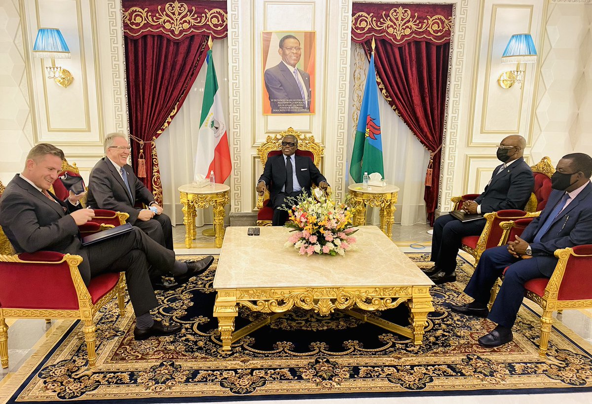 #EEUU reafirma su compromiso  de seguir cooperando con #GuineaEcuatorial en los sectores claves de nuestra economía. En mi audiencia con el nuevo diplomático estadounidense, hemos repasado cuestiones relacionadas a la seguridad nacional y a la implementación del turismo rentable.