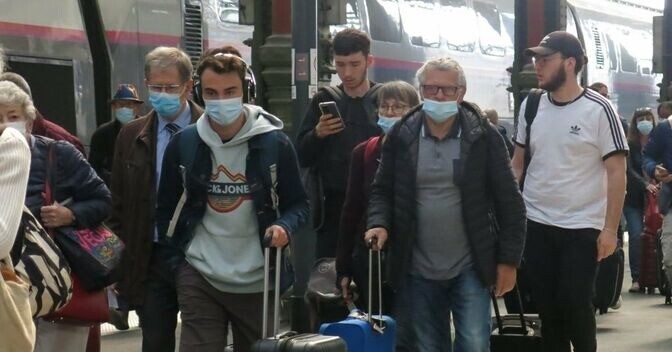 #Covid19 Le nouveau ministre de la Santé appelle à «la responsabilité» et à «mettre le masque» dans les trains et bus.

François Braun assure qu’il «y aura une 8e vague, une 9e» et appelle à «apprendre à vivre avec le virus, avec les bons gestes»
➡️ l.leparisien.fr/bWk2