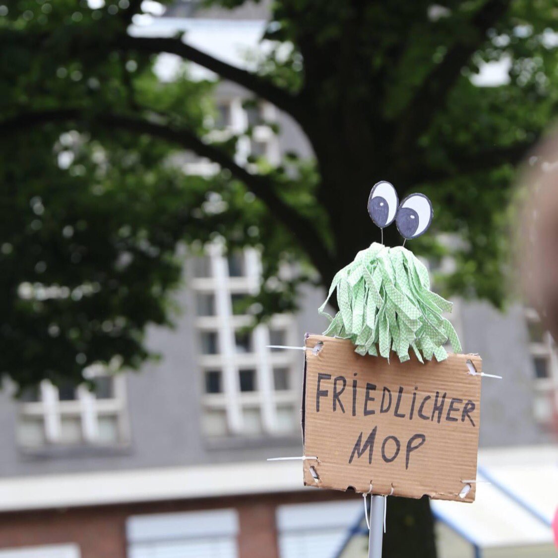 janakuehle's tweet photo. 5 years ago. Friedlicher Mopp beim G20-Gipfel. #g20, #g20gipfel, #moppstattmob, #peaceplease https://t.co/KxMGoIhMMo