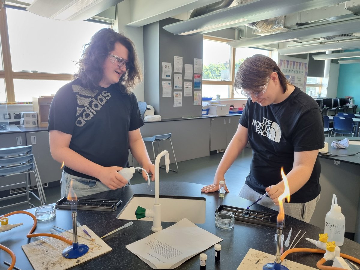 MissTBaber's tweet photo. Proud of our Year 12 Applied Scientists who carried out Gram Staining and then looked at the colony morphology of bacteria under a microscope. @mendipstudiosch https://t.co/sA13UUsJpd