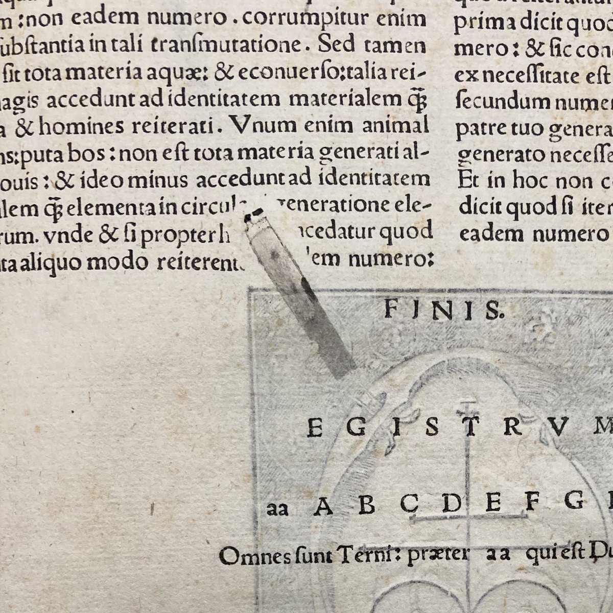 Quaritch's tweet photo. A little accident in the print-shop, preserved in the pages of this Thomas Aquinas - a single letter has fallen out and lies sideways on the set type, leaving an impression on the page https://t.co/n84xBHHm4r