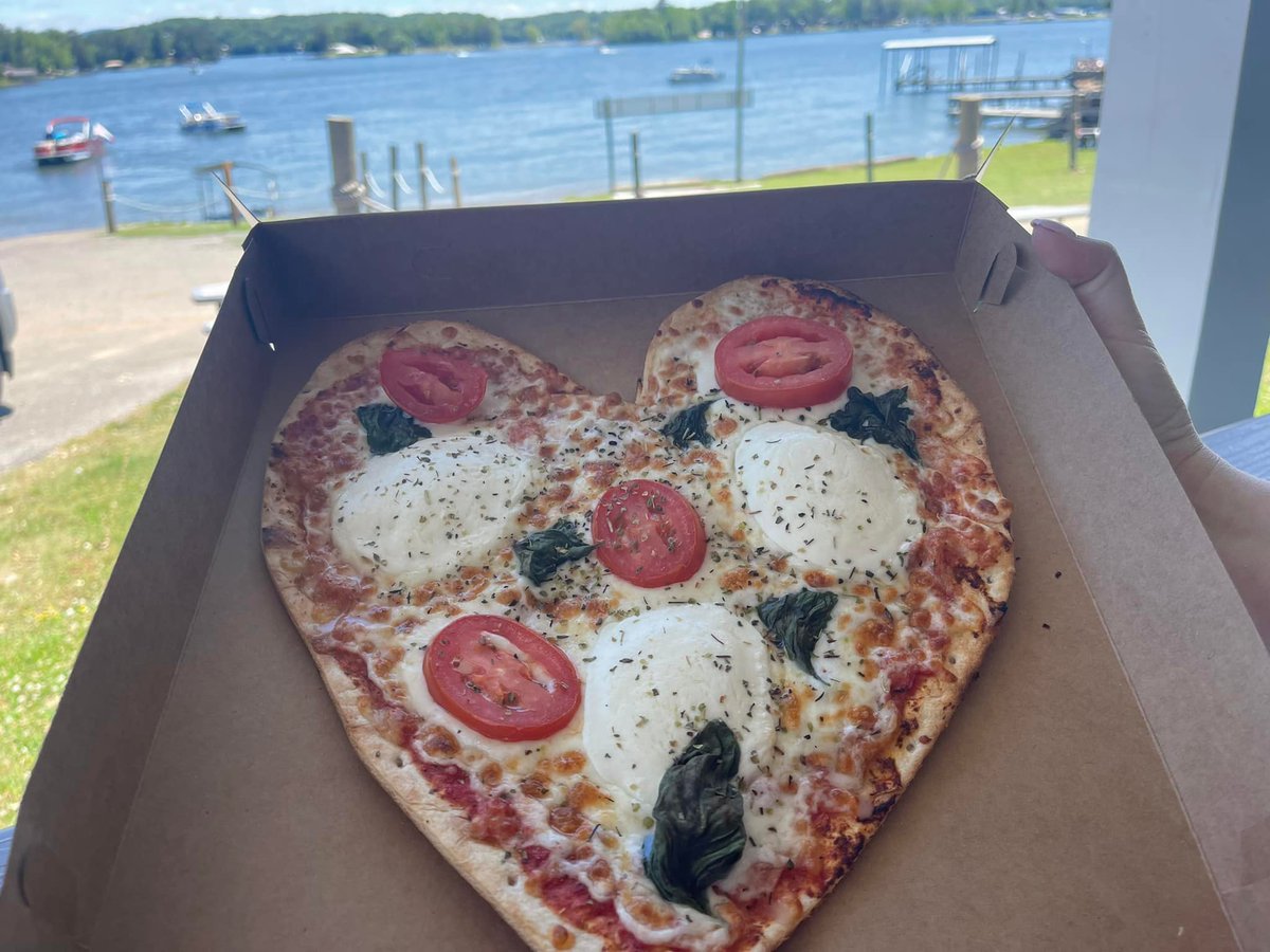 visitstclair's tweet photo. Love at first bite... Piece of the Pie has stolen a pizz-a our heart! Open Fri-Sun, you need to get cheesy with it and order a slice, slice, baby! They'll deliver your pie curbside or dockside, or enjoy it overlooking beautiful Logan Martin Lake. That's amore!🍕⛵️⚓️ #visitstclair https://t.co/M3aO7M41qZ