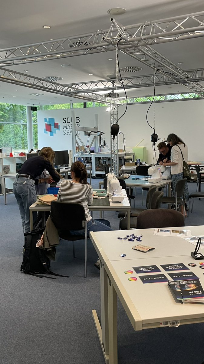 SLUBdresden's tweet photo. Virtuelles #Kartenforum, #Genealogie, #Upcycling, Führungen, historische Filmschätze &amp; weitere spannende Programmpunkte: entdeckt unsere Zentralbibliothek &amp; die Bereichsbibliothek DrePunct heute Abend zur @LangeNacht_DD! ➡️ https://t.co/xjeRmzTKwS https://t.co/pDjjmGpV7j
