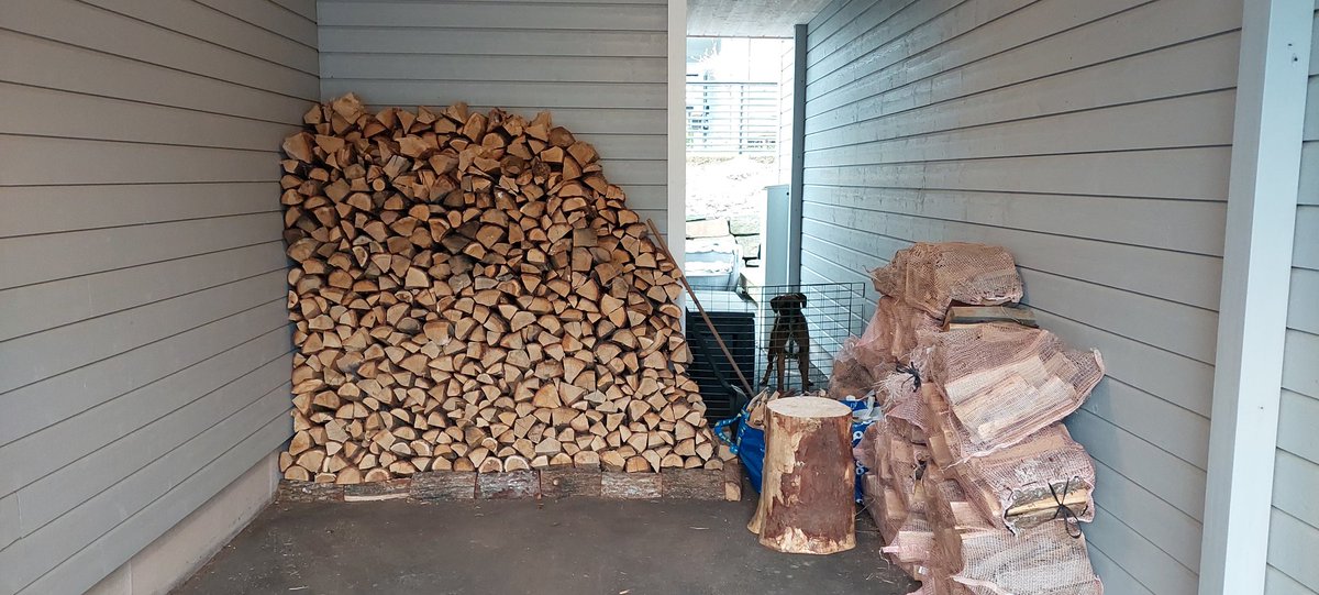 CBeurling's tweet photo. Wood is ready for the winter 😅😜
Two racks about 190 cm high. I'm beat!

Now beer, SKÅL 🍻 https://t.co/QdSrQjztwd