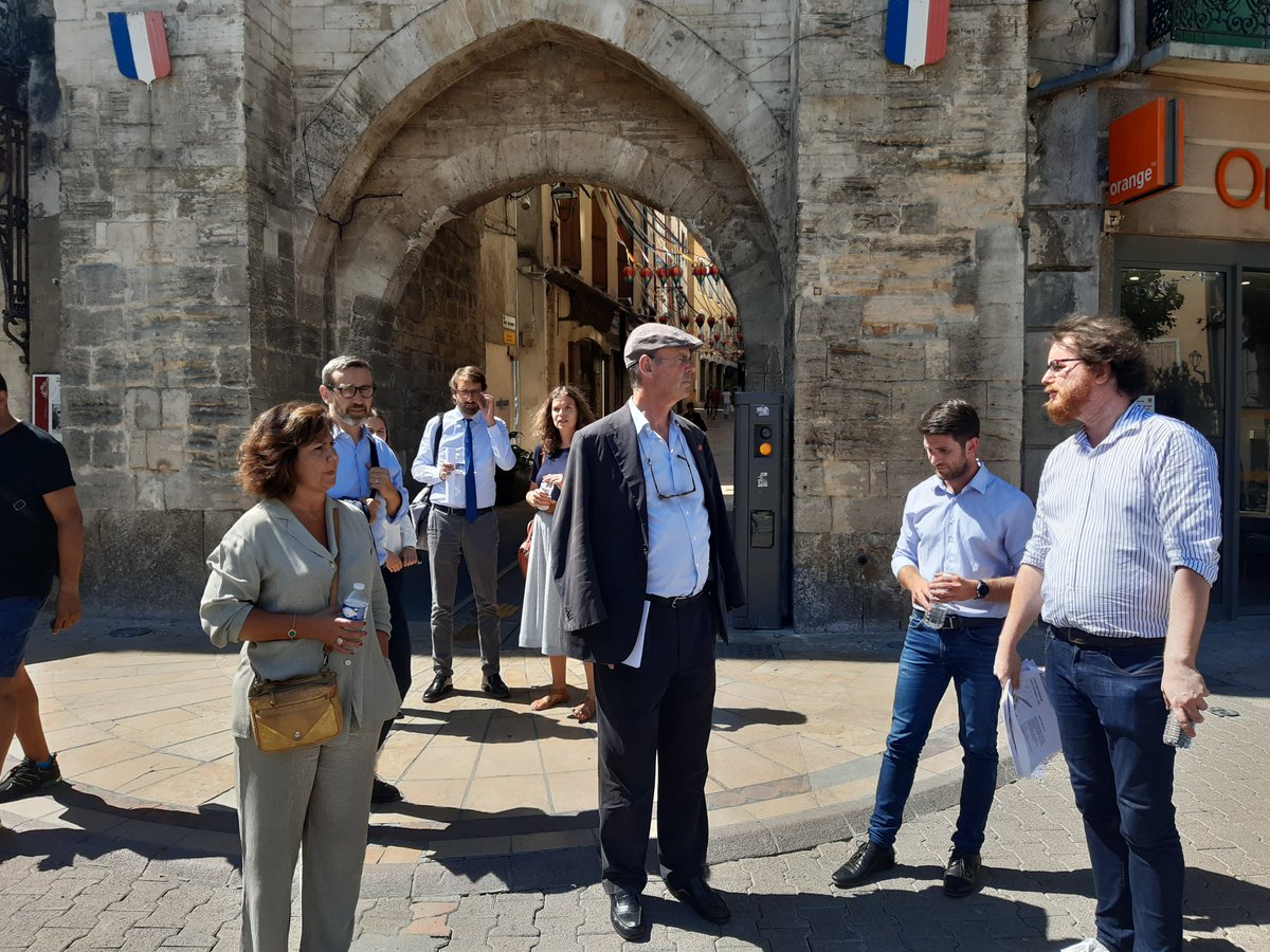 CariouChristian's tweet photo. Destination Cœur de Ville à @VilledeManosque ! Visite sur le terrain de @Eric_R_Lombard DG @caissedesdepots avec le Maire @camillegaltier et @BdT_PACA pour évoquer l'attractivité commerciale et le projet de foncière de redynamisation @ANCTerritoires https://t.co/5KNZoGBvin